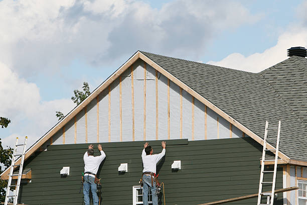 Professional Siding Replacement technician working in Hillsboro, IL